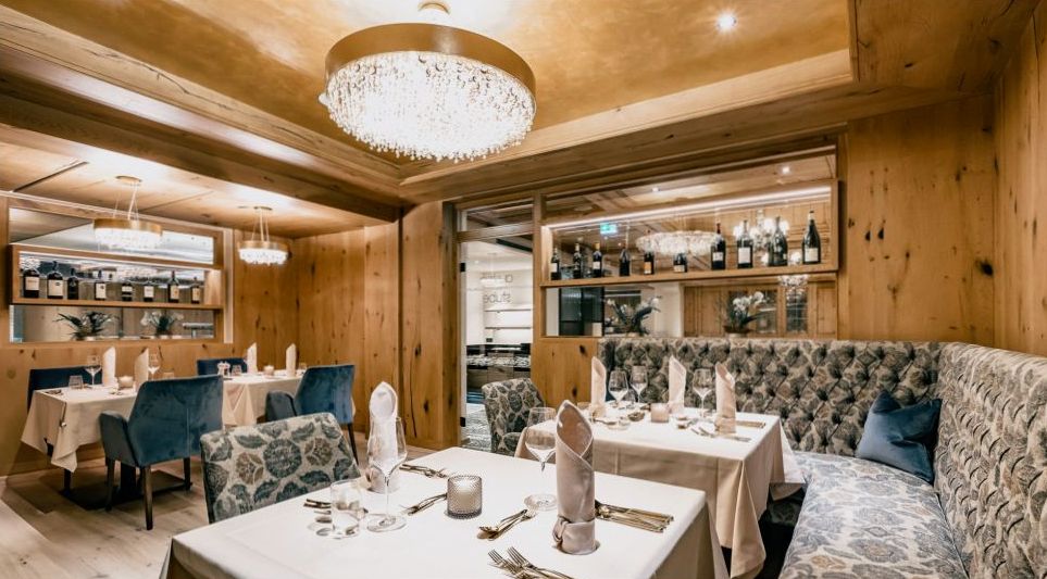 Restaurant mit warmem Licht und gedecktem Tisch
