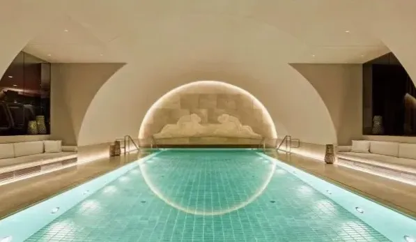 Wellness-Bereich mit warmem Licht und Naturmaterialien