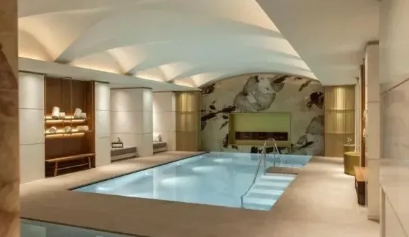 Spa-Bereich mit Sauna und warmem, ruhigem Licht